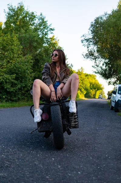 Joven Sexy Mujer Motocicleta Camino —  Fotos de Stock