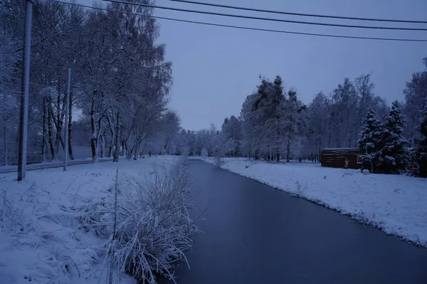Kış karla kaplı nehir manzarası — Stok fotoğraf