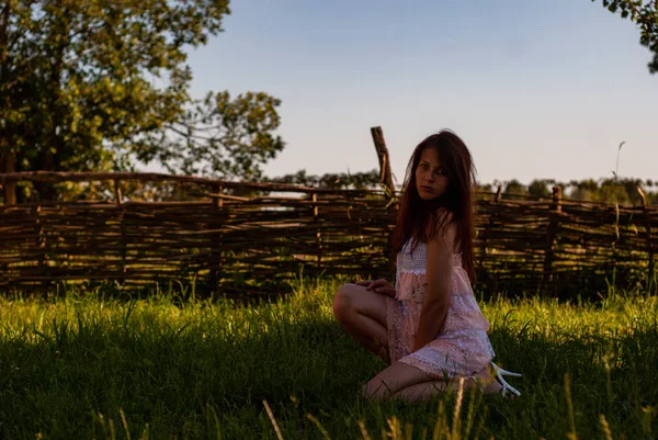 Jovem Atraente Posando Para Câmera Campo — Fotografia de Stock