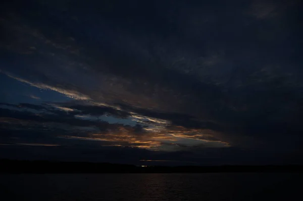 Vista Pitoresca Céu Escuro Infinito Sobre Lago Início Manhã — Fotografia de Stock