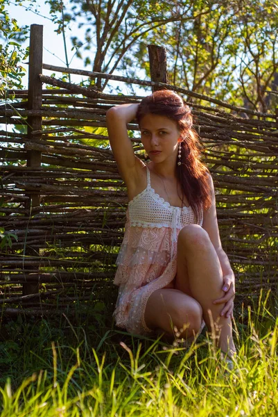 Jovem Atraente Posando Para Câmera Campo — Fotografia de Stock