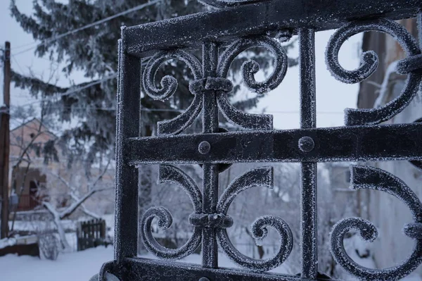 Metallzaun im Schnee — Stockfoto