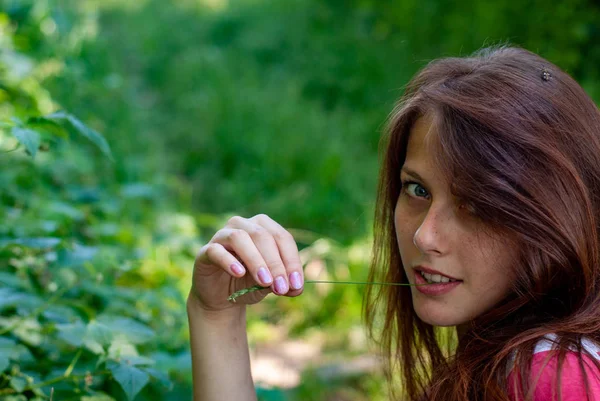 Kırsal Kesimde Kameraya Poz Veren Çekici Genç Bir Kadın — Stok fotoğraf