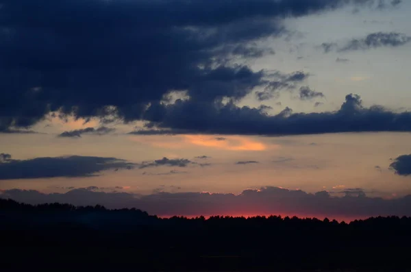 Coucher de soleil sur la plage avec un beau ciel — Photo