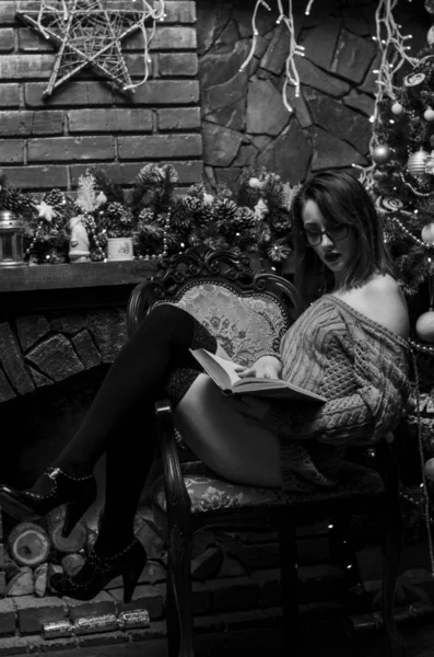 En ung vacker flicka med ett glas champagne och en flaska av henne på en nyårsfotografering i studion. Begreppet nyår. — Stockfoto