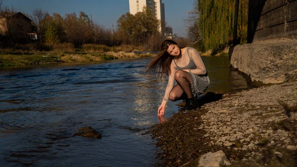 Junges Mädchen Schwarzen Kleid Einem Flussufer — Stockfoto