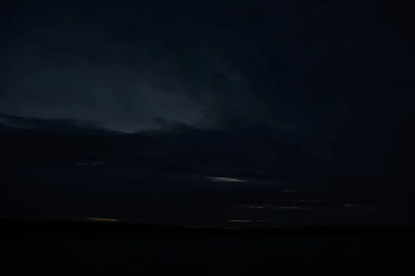 無限の暗い空の背景の絵のような景色 — ストック写真