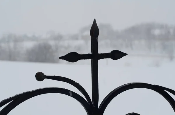 Detail eines schmiedeeisernen Zauns mit Kreuz — Stockfoto
