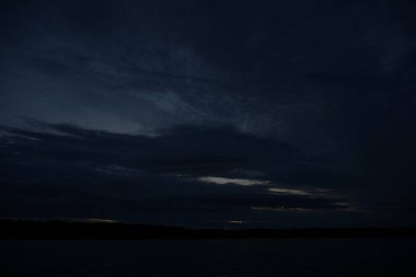 Sonsuz karanlık gökyüzü arkaplanının resimsel görüntüsü  