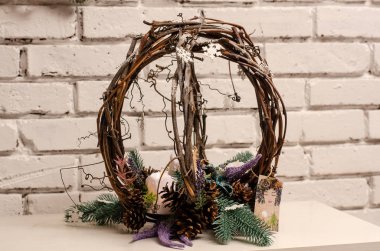 Noel kompozisyonu. Kış dönemi. Noel çelengi. El yapımı tatil çelengi.