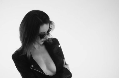 Güzel çıplak kadın ışık arka planında poz veriyor. 