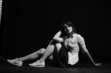 Stüdyoda poz veren seksi genç kız. Siyah arka plan. moda fotoğrafı