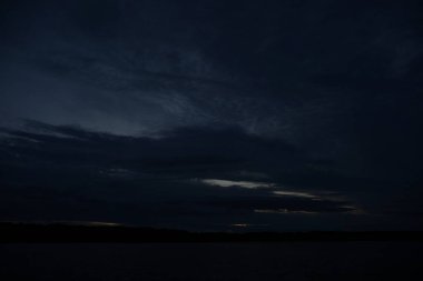 Sonsuz karanlık gökyüzü arkaplanının resimsel görüntüsü  