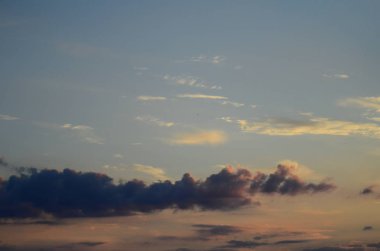 Sahilde gün batımı Güzel gökyüzü