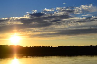 Sahilde gün batımı Güzel gökyüzü.