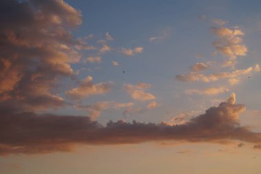 Günbatımı göl manzarasında gün batımı gemisi