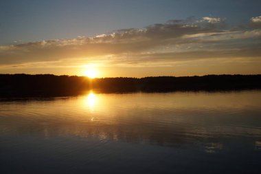 Sabahın erken saatlerinde gölün üzerinde sonsuz karanlık gökyüzü manzarası.   