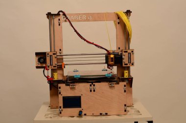 3D printerlere harcama maddeler kırmızı formu yazdırır