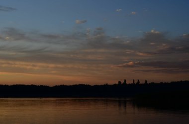 Gölde yansıtılan güzel gün batımı.