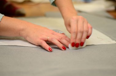 Takımları kesen kişi, dikiş dokusu kumaş, moda elbisesi.