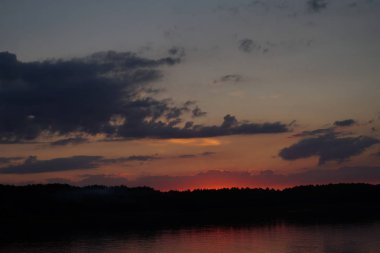 Sabahın erken saatlerinde gölün üzerinde sonsuz karanlık gökyüzü manzarası.   