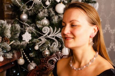 Noel süslemeleri olan güzel genç bir kadın.