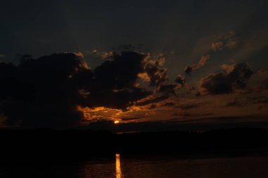 Gün batımının resimsel görüntüsü gölün ayna yüzeyine yansıyor 