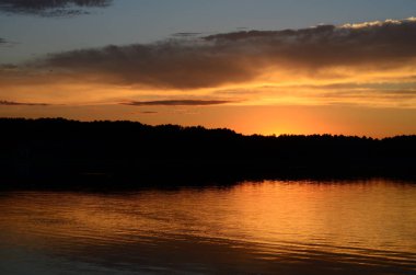 Gölde yansıtılan güzel gün batımı.