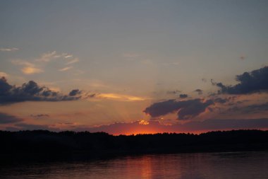 Gün batımının resimsel görüntüsü gölün ayna yüzeyine yansıyor 