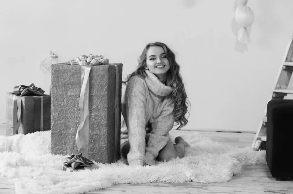 Joven hermosa mujer esperando Navidad en casa —  Fotos de Stock