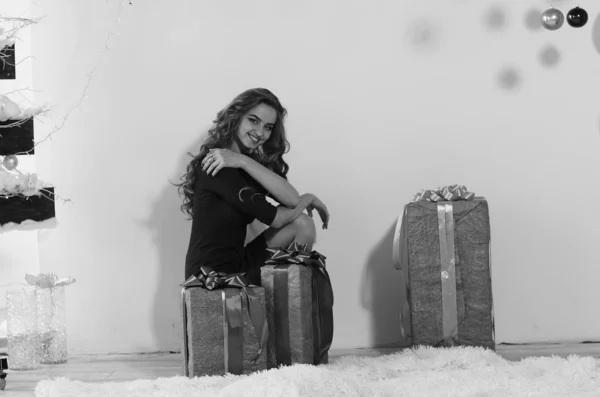 Jovem bela mulher esperando natal em casa — Fotografia de Stock