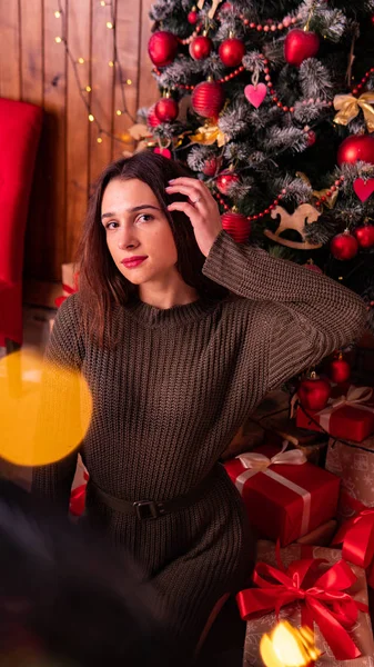 Σέξι όμορφο κορίτσι με πολυτελές παχύ χριστουγεννιάτικο δέντρο. Πρωτοχρονιάτικη φωτογράφιση — Φωτογραφία Αρχείου