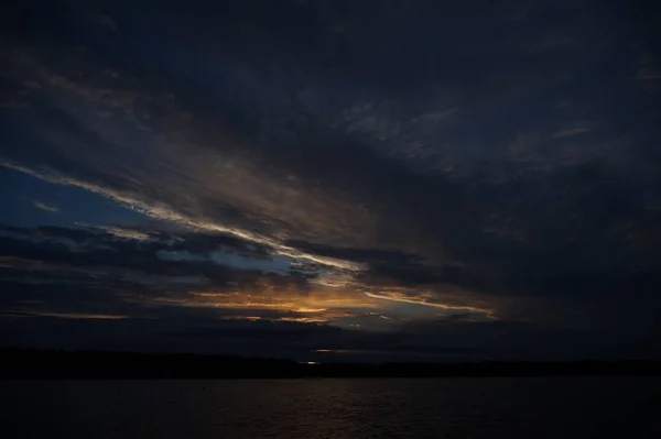 Vista Pitoresca Céu Escuro Infinito Sobre Lago Início Manhã — Fotografia de Stock