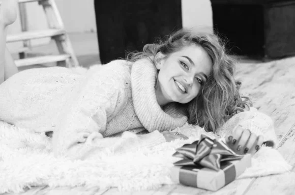 Giovane bella donna in attesa di Natale a casa — Foto Stock