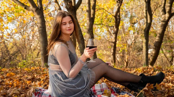 Молодая Красивая Женщина Бокалом Вина Парке Осенью — стоковое фото