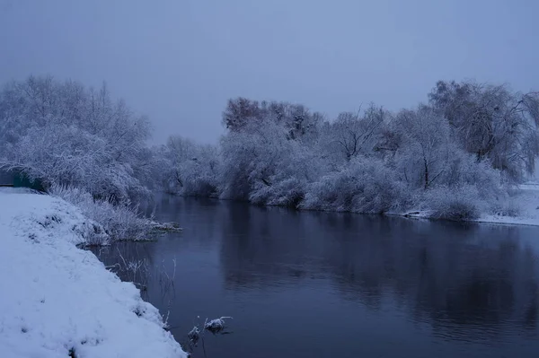 Inverno coberto de neve paisagem fluvial — Fotografia de Stock