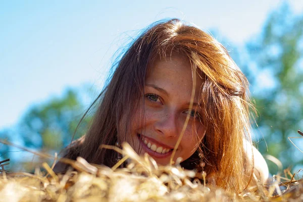 Attraktive Junge Frau Posiert Auf Dem Land Vor Der Kamera — Stockfoto