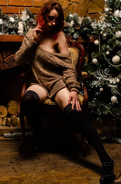 Piękna Brunetka na tle dekoracji noworocznej. Portret piękności mody. Seksowna dziewczyna. Makijaż wakacyjny — Zdjęcie stockowe