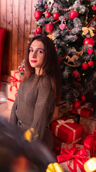 Sexy bella ragazza con lussuoso albero di Natale di spessore. Sessione fotografica di anno nuovo — Foto Stock