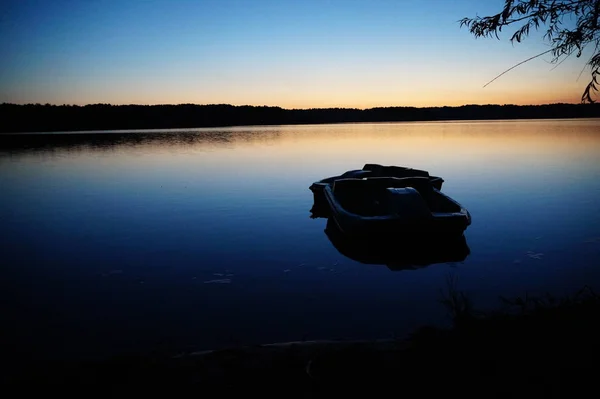 Günbatımı göl manzarasında gün batımı gemisi — Stok fotoğraf
