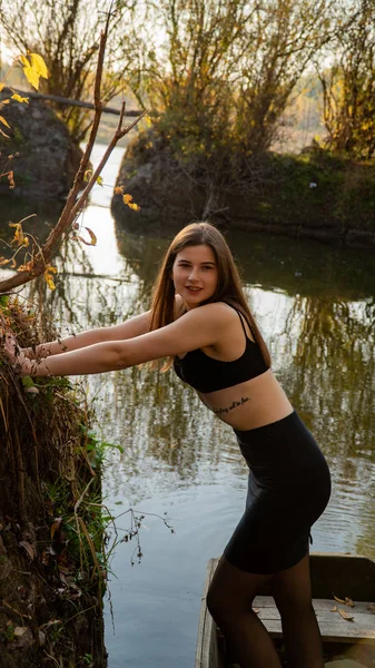 Красива Молода Дівчина Осінньому Парку Дерев Яному Човні — стокове фото