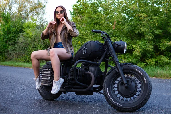 Młoda Sexy Kobieta Motocyklu Drodze — Zdjęcie stockowe