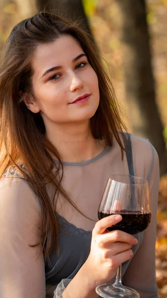 Jovem Mulher Bonita Com Copo Vinho Parque Outono — Fotografia de Stock