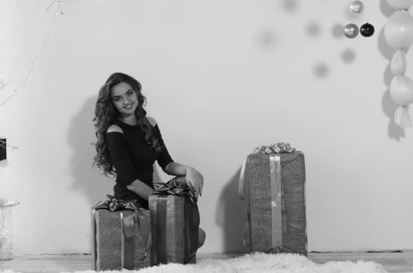 Joven hermosa mujer esperando Navidad en casa — Foto de Stock