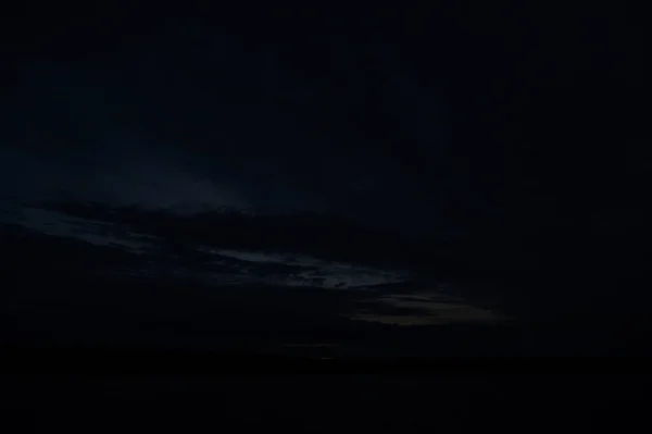 Malebný Výhled Nekonečnou Tmavou Oblohu Nad Jezerem Časně Ráno — Stock fotografie