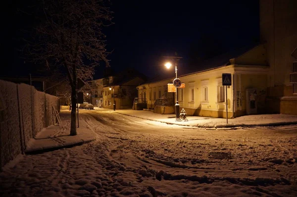 Geceleyin karlı kış şehri. — Stok fotoğraf