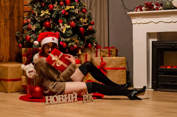 Una giovane bella ragazza che regge un bicchiere di champagne e una bottiglia di lei durante un servizio fotografico di Capodanno in studio. Il nuovo concetto di anno . — Foto Stock