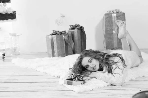 Jovem bela mulher esperando natal em casa — Fotografia de Stock