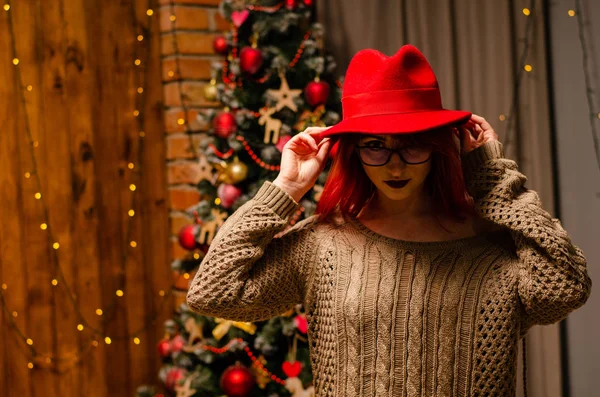 En ung vacker flicka med ett glas champagne och en flaska av henne på en nyårsfotografering i studion. Begreppet nyår — Stockfoto