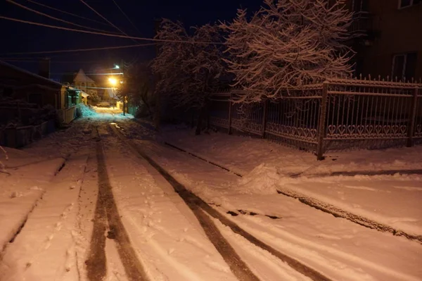 Sneeuwrijke winterstad in de nacht. — Stockfoto